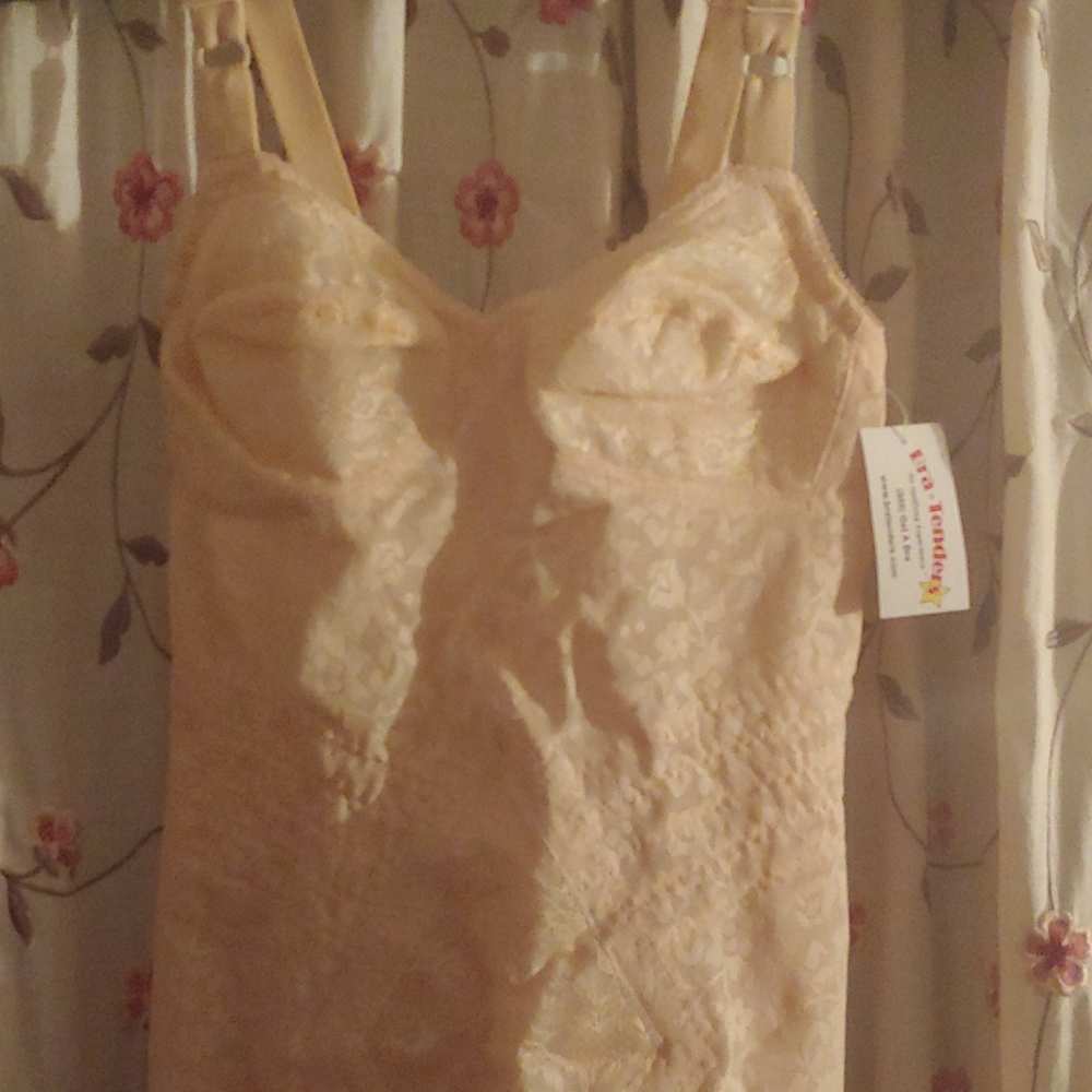 Lace shapewear - Picture 2 of 5